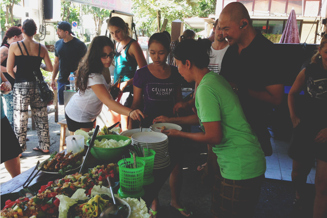 Sharing our feast | When in Chiang Mai: Cooking classes | lizniland.com